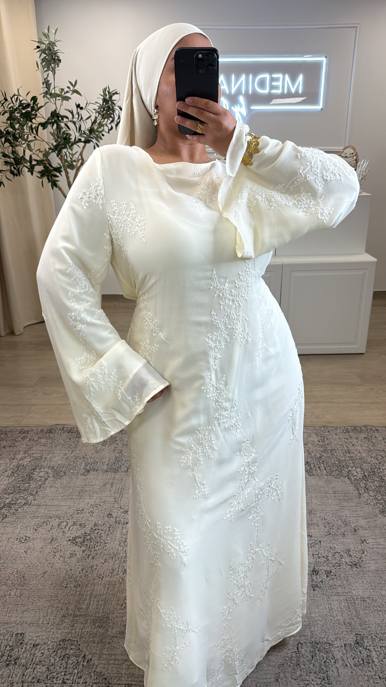 ROBE BRODÉ À FLEUR [ crème ]